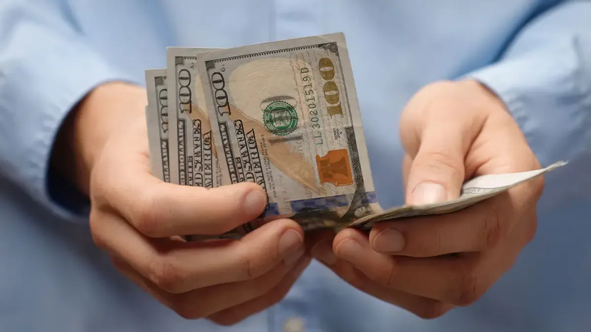 “Dólar a $ 1800”: la advertencia sobre el precio de la divisa que dio uno los economistas más escuchados. Foto (IA)