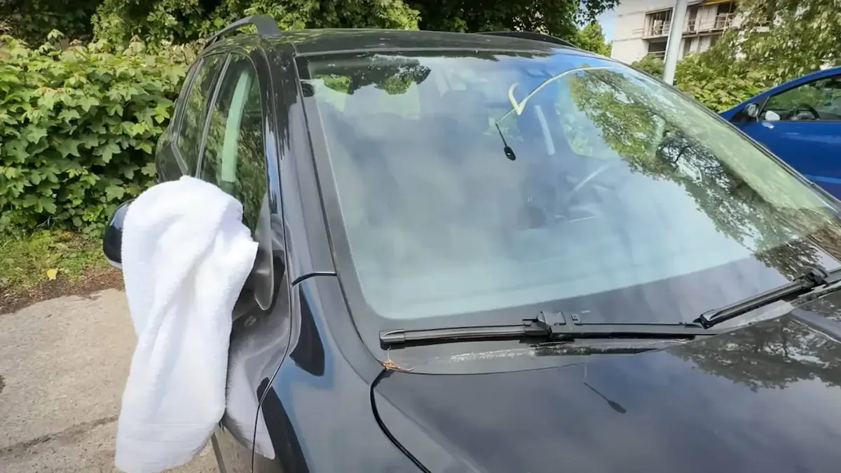 Qué significa ver una tela blanca colgando de la ventana de un auto en la ruta
