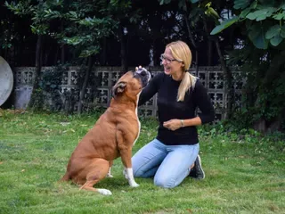 Anika Rytel, educadora canina de la asociación PerrosyPunto, con su perro.