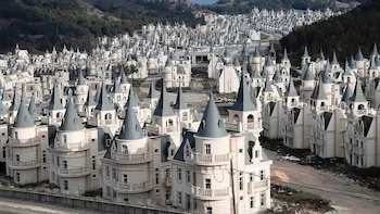 Burj Al Babas se extiende con más de 700 castillos idénticos sin habitar