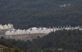 Cientos de estructuras quedan a medio terminar y se degradan por la intemperie. REUTERS/Umit Bektas