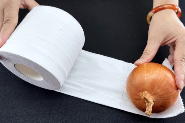Een schone keuken waar slimme huishoudelijke oplossingen worden toegepast