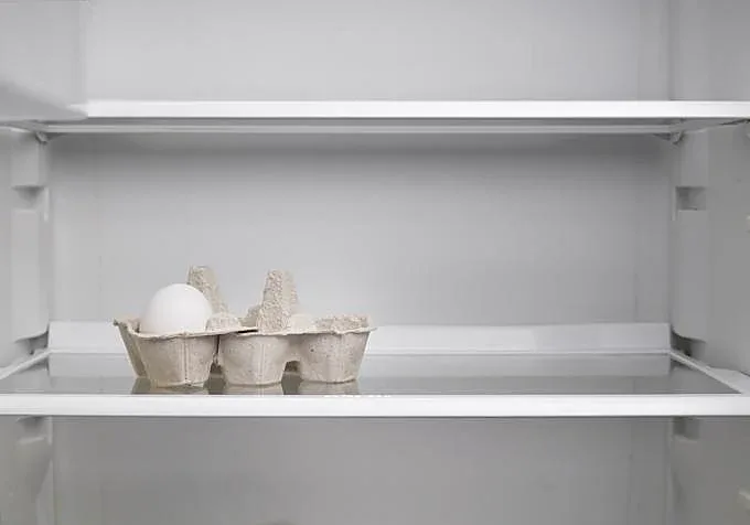 Dejar el frigorífico casi vacío no ayuda a que consuma menos.