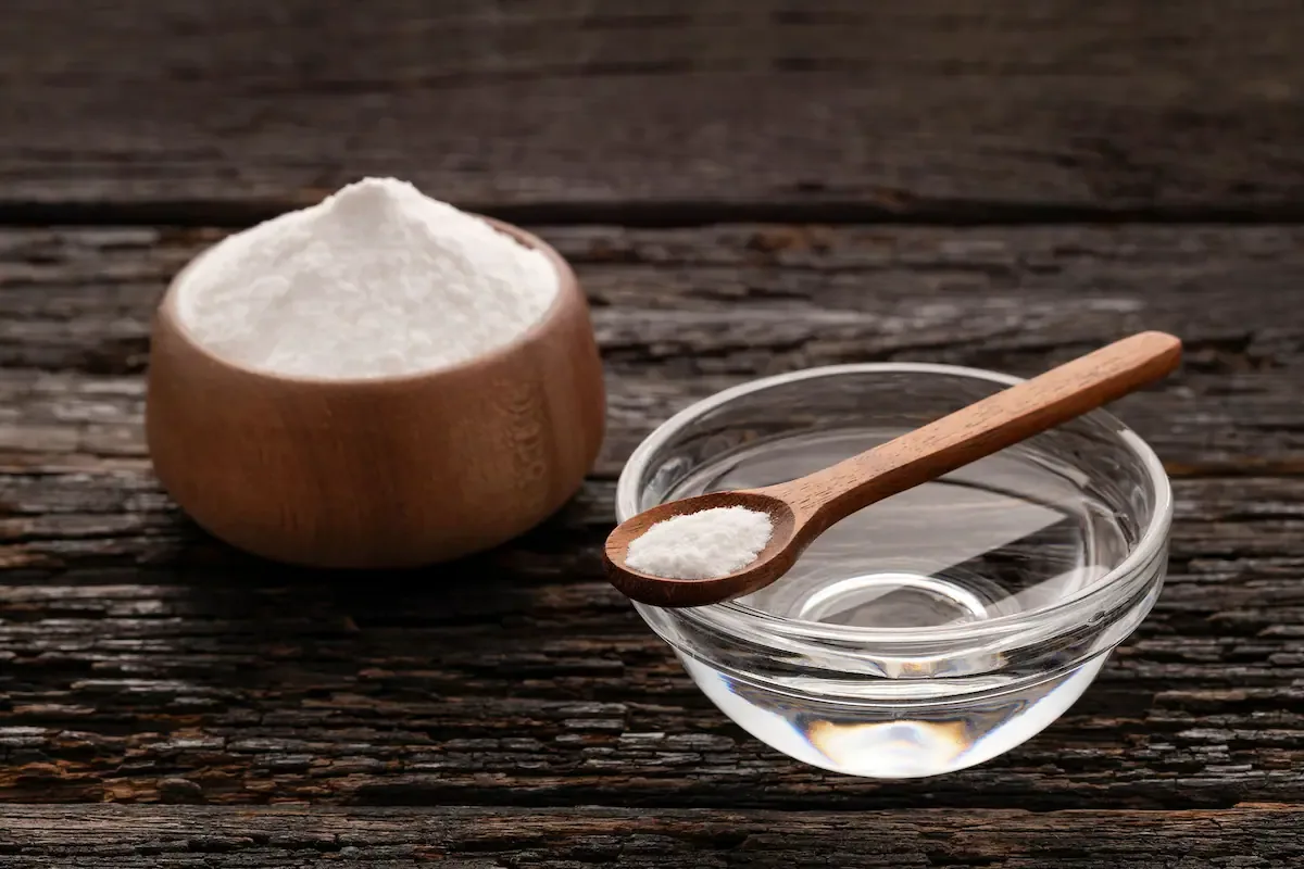 El bicarbonato de sodio y vinagre son una opción muy efectiva para eliminar manchas amarillas de la ropa blanca (Fuente: Shutterstock)
