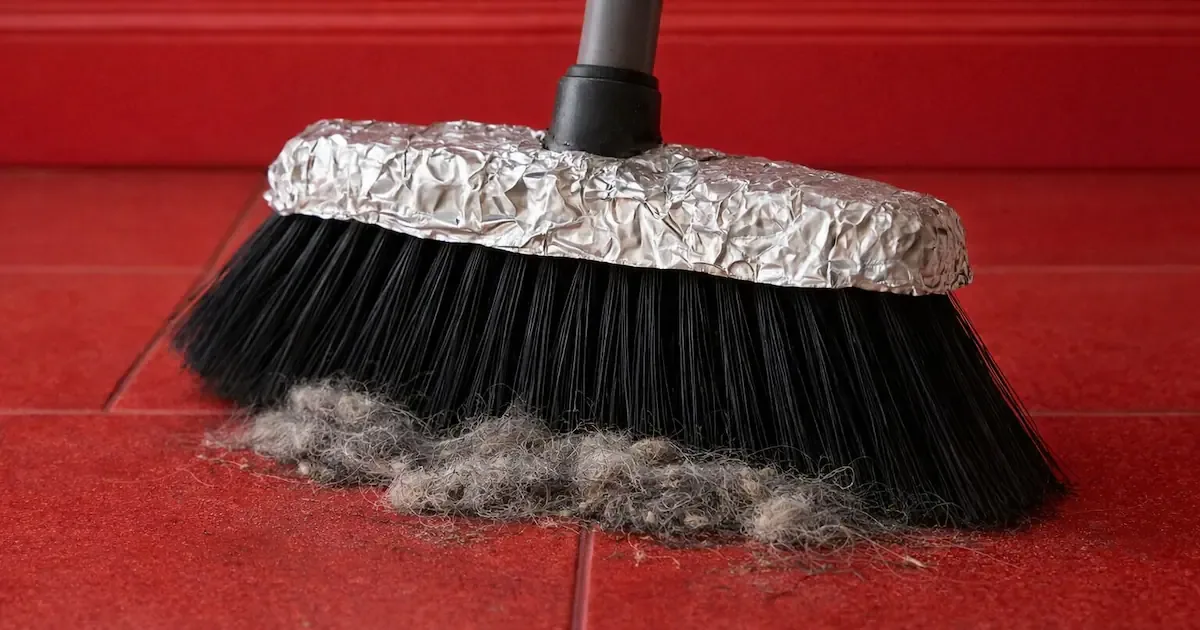 Waarom een bezem met aluminiumfolie het ultieme schoonmaakgeheim is